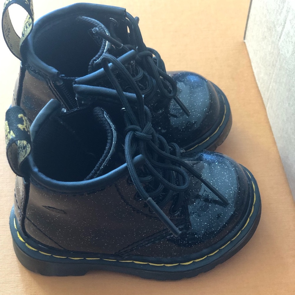 Dr. Airwair Martens BLACK PATENT LAMPER.